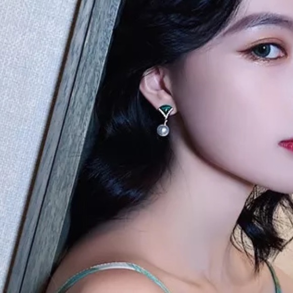 Eardrop Fan Shape Simulated Pearl dangle earrings - Picture 3 of 3